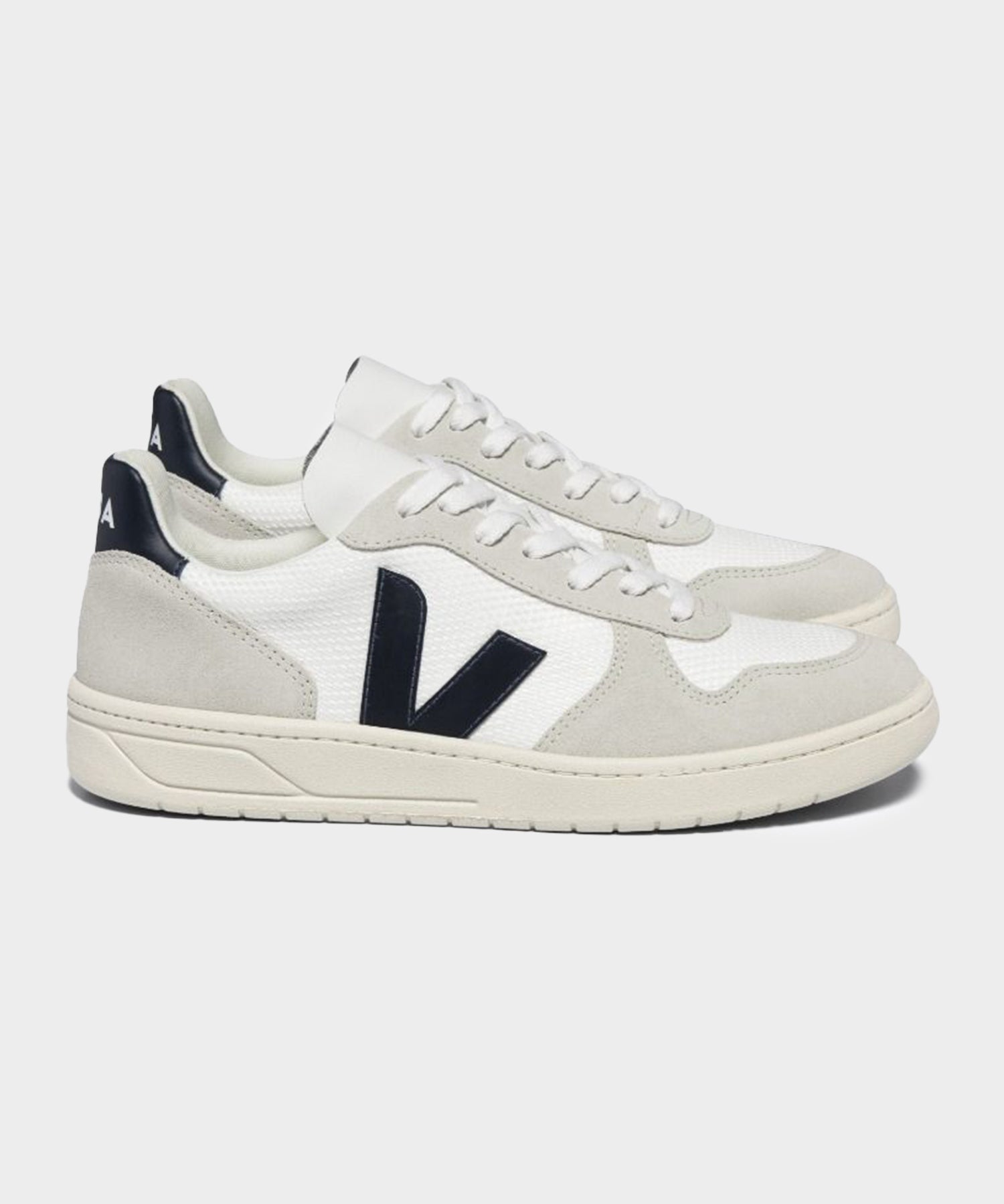 Veja V-10 in White / Nautico